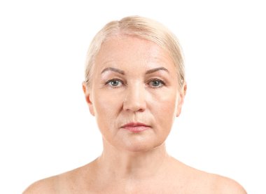 Beyaz arka planda olgun kadın