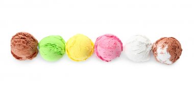 Beyaz arka planda lezzetli dondurma çeşitleri