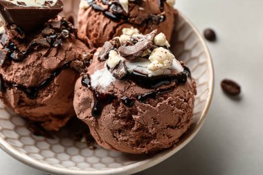 Hafif arka planda lezzetli dondurma ile Bowl, closeup