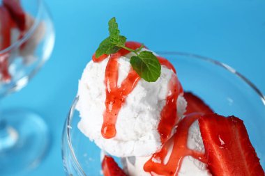 Renkli arka planda lezzetli dondurma ile Bowl, closeup