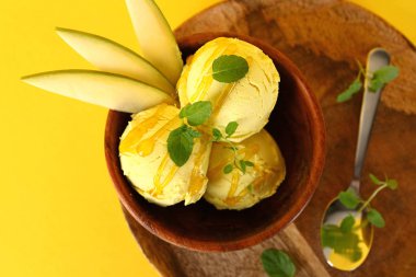 Renkli arkaplanlı lezzetli dondurmalı kase