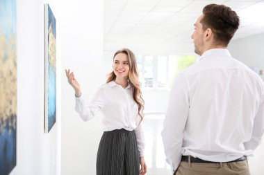 Modern sanat galerisinde sergide çift