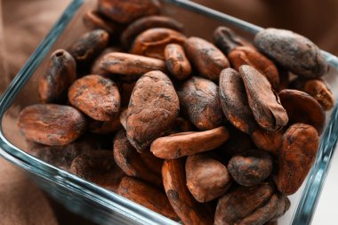 Kakao çekirdekli kase, yakın plan.