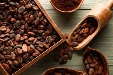 Ahşap arka planda kakao çekirdekli kompozisyon