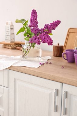 Mutfakta tezgahta güzel leylak çiçekleri