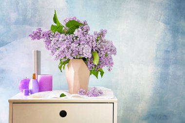 Hafif arka plan karşı çekmecesandık vazo içinde güzel leylak çiçekler