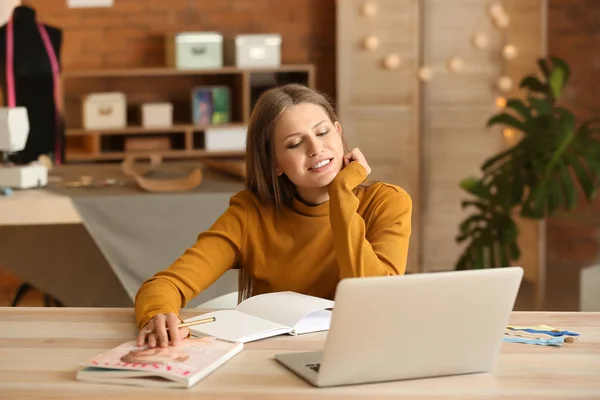 Belle propriétaire d'entreprise féminine travaillant en atelier — Photo