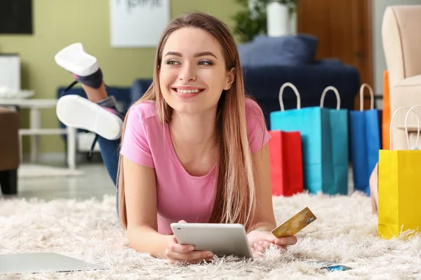 Fiatal nő a hitelkártya internetes vásárlás otthon — Stock Fotó