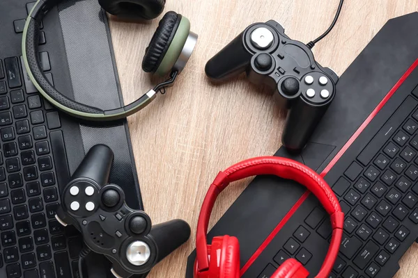 Moderne gaming accessoires op tafel — Stockfoto