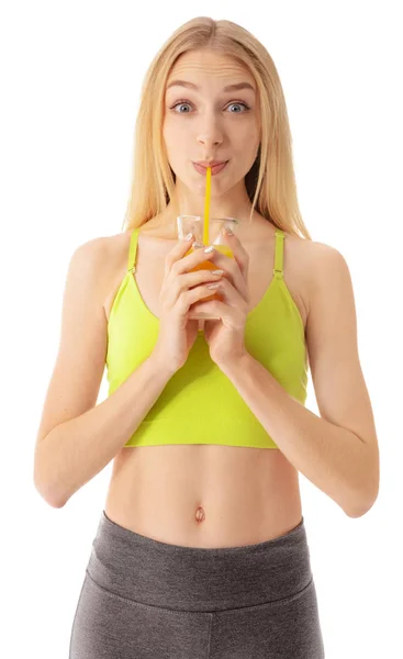 Jeune femme sportive avec un verre de jus sur fond blanc — Photo