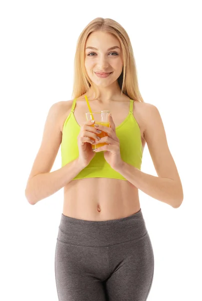 Jeune femme sportive avec un verre de jus sur fond blanc — Photo