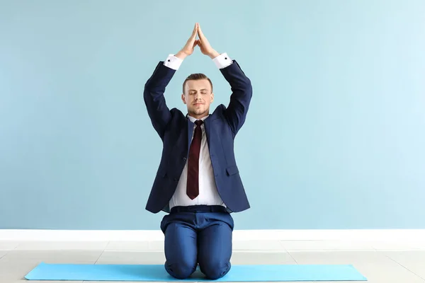 Geschäftsmann praktiziert Yoga im Haus — Stockfoto