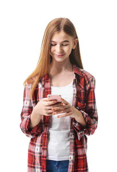 Niedliche Teenager-Mädchen mit Handy auf weißem Hintergrund — Stockfoto