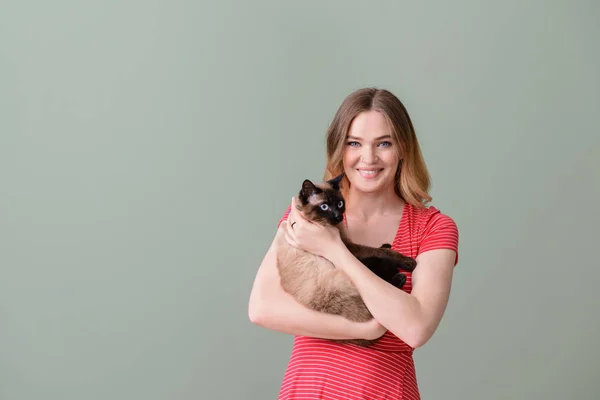 Young woman with cute Thai cat on color background — Stock Photo, Image
