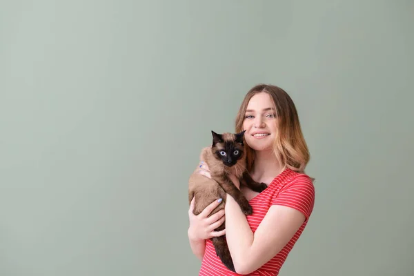 Young woman with cute Thai cat on color background — Stock Photo, Image
