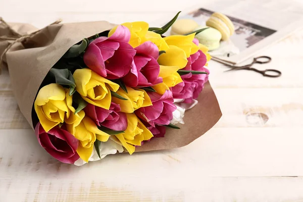 Strauß schöner Tulpenblumen auf hellem Tisch — Stockfoto