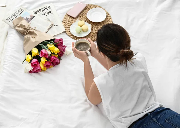 Vrouw koffie drinken op bed — Stockfoto