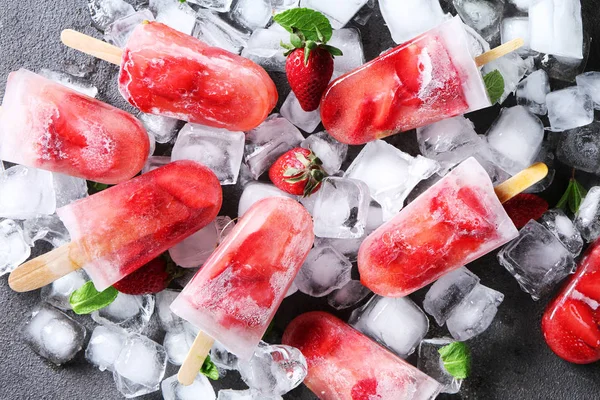 Sabroso helado de fresa sobre fondo gris —  Fotos de Stock