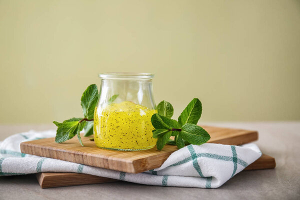 Банка со скрабом для тела на столе
