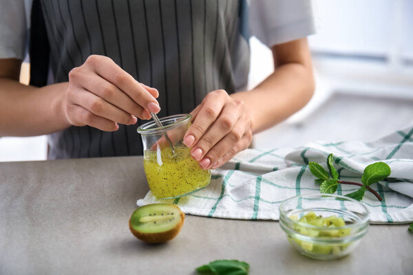 Женщина готовит мытье тела за столом
