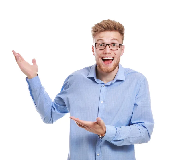 Portret van Happy Young Man wijzend naar iets op witte achtergrond — Stockfoto