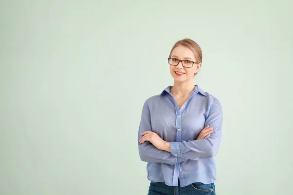 Portrait of businesswoman on grey background — Stock Photo, Image