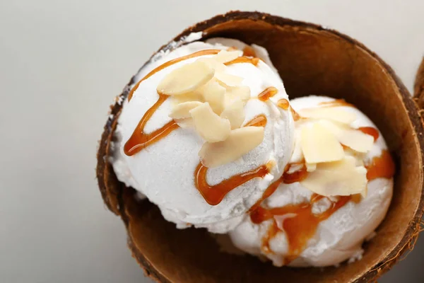 Sabroso helado de coco sobre fondo gris — Foto de Stock