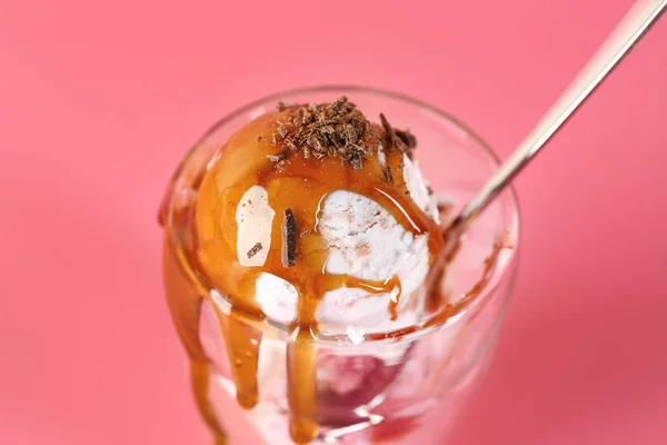 色の背景においしいアイスクリームとガラス — ストック写真