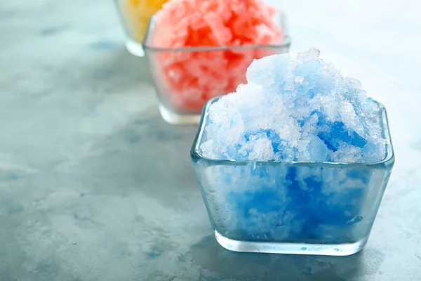 색상 배경에 맛있는 면도 얼음 그릇 — 스톡 사진