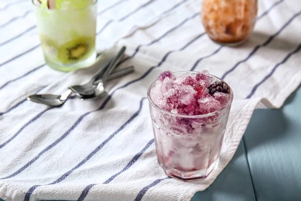 Vidrio con sabroso hielo afeitado en la mesa —  Fotos de Stock