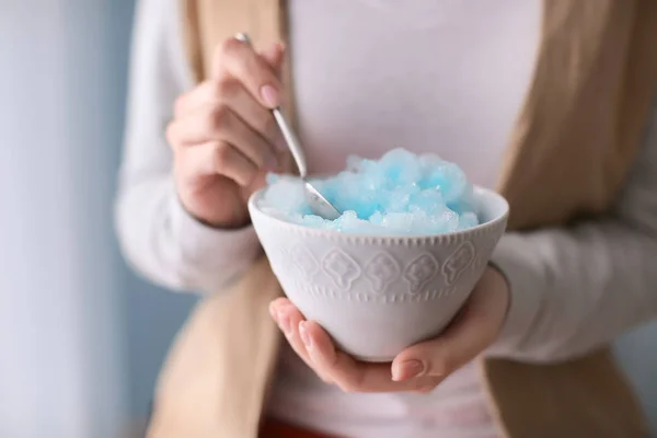 Mujer comiendo sabroso afeitado hielo, primer plano — Foto de Stock