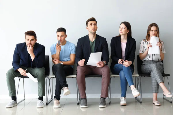 Mladí lidé čekají na pracovní pohovor uvnitř — Stock fotografie