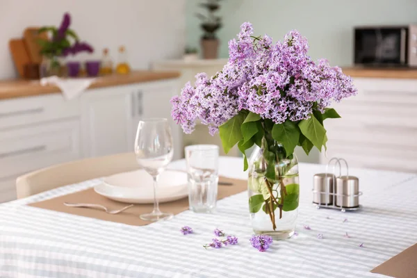 식탁 위에 놓인 아름다운 라일락 꽃들 이 부엌에 있다 — 스톡 사진