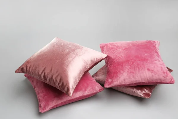 Almohadas con estilo sobre fondo gris — Foto de Stock