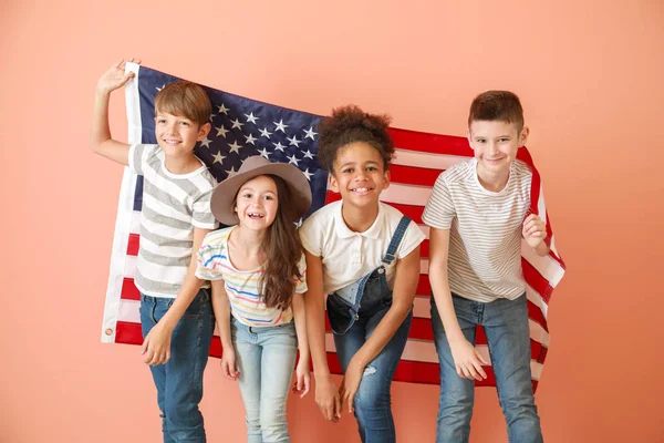 Lindos niños con bandera nacional de EE.UU. sobre fondo de color — Foto de Stock