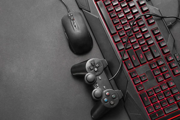 Modernes Gaming-Zubehör auf dunklem Hintergrund — Stockfoto