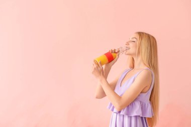 Renk arka planda taze suyu ile güzel genç kadın