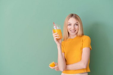 Arka planda limon suyu olan güzel genç bir kadın.