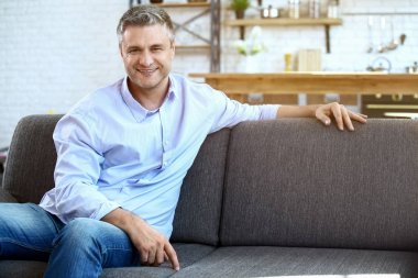 evde yakışıklı olgun bir adam portresi