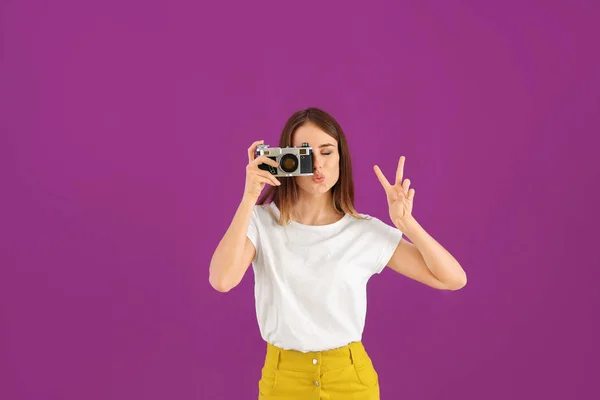 Jovem fotógrafa feminina em fundo de cor — Fotografia de Stock