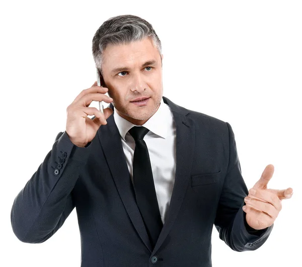 Portret van knappe volwassen zakenman praten door mobiele telefoon op witte achtergrond — Stockfoto