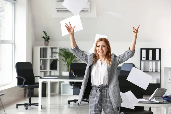 Porträtt av stressad mogen affärskvinna kastar papper i Office — Stockfoto