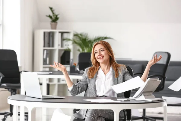 Portrait de femme d'affaires mature travaillant dans le bureau — Photo