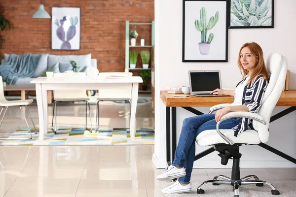 Portrait of mature woman working with laptop at home — Stock Photo, Image