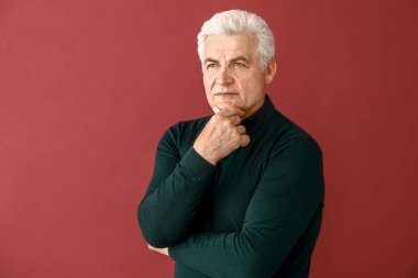 Renkli arka planda yakışıklı yaşlı adam Portresi