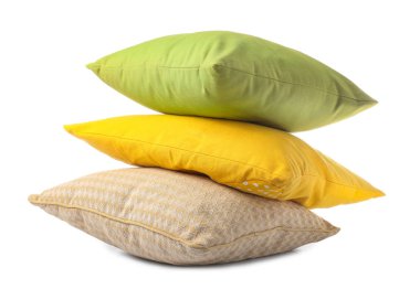 Beyaz arka planda yumuşak renkli yastıklar