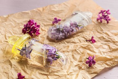 Parşömen üzerinde taze leylak çiçekleri ile Çiçek popsicles