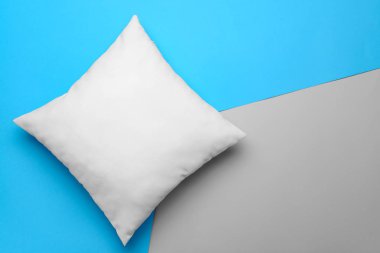 Renk arka plan üzerinde yumuşak yastık