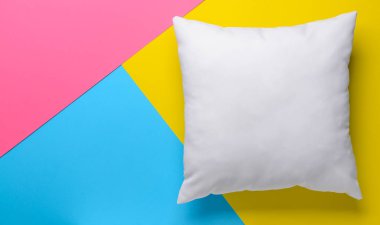 Renk arka plan üzerinde yumuşak yastık