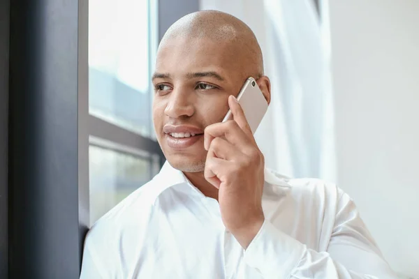 Portré csinos afro-amerikai férfi beszél telefonon hivatalban — Stock Fotó